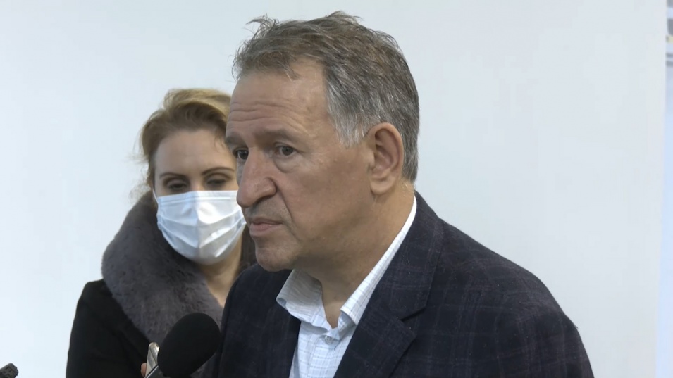 Кацаров връчи ключовете на 18 нови линейки. Решават дали ще има нови мерки другата седмица