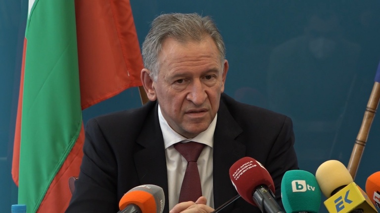 Министър Кацаров обяви въвеждането на задължителен сертификат за всички дейности на закрито