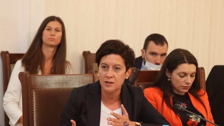 Антоанета Цонева за COVID-19: Не може повече да приемаме, че 100-200 души на ден умират