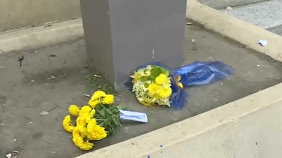 Цветя в училището на загиналите деца в инцидента на „Струма”