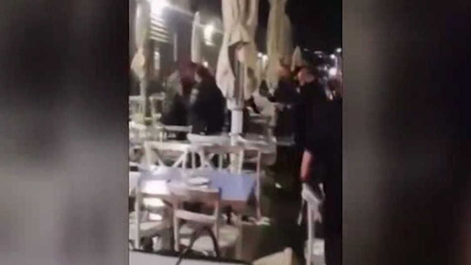 Нападнаха израелски полицаи в ресторант