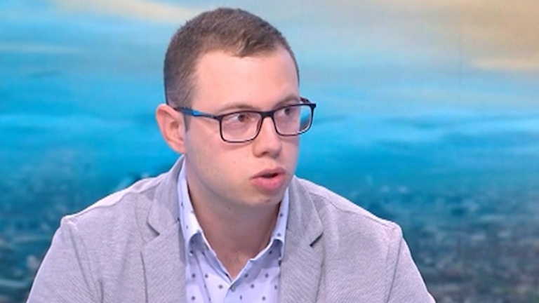 Лекар показа снимка на белите дробове на починал млад мъж от COVID-19 и апелира: Не вярвайте на врели-некипели!