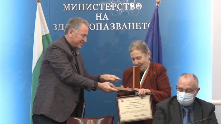Министър Кацаров обяви: Излизаме от тъмночервената зона и даде медал на проф. Мира Кожухарова