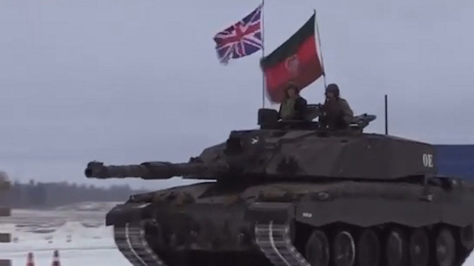 Британският външен министър се качи на танк