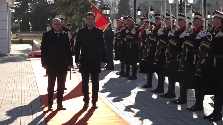 С официална церемония и българския химн бе посрещнат премиерът Кирил Петков