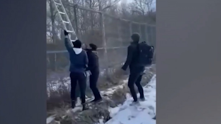 Мигранти преодоляха оградата на българската граница, похвалиха се в Tik-tok