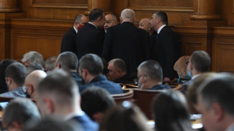  Народно събрание приключи гласуването на бюджета, депутатите се изпокараха поради общата позиция за войната в Украйна 