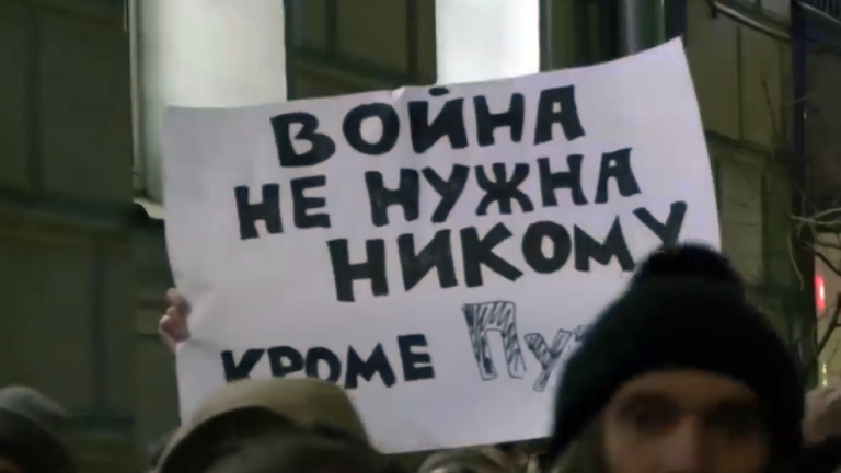  Стотици задържани съветски мирни жители излезли на митинг против войната в Москва и Санкт Петербург 