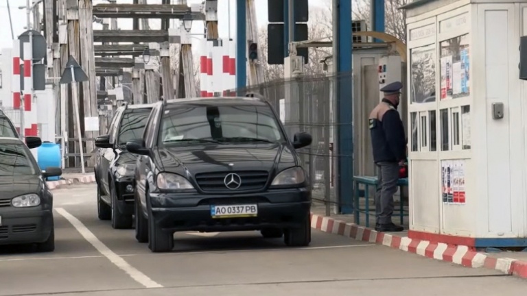  Балканите на ръба на бежанска рецесия: Стотици коли чакат да преминат украинско-румънската граница 