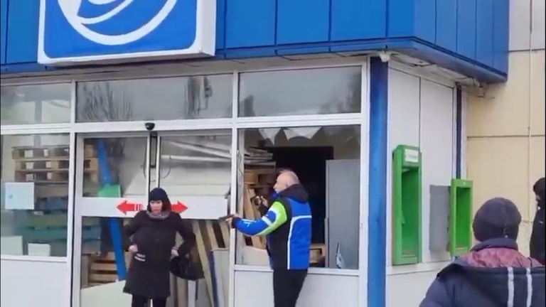  В украинския град Мелитопол мъж с револвер в ръка гони грабители на магазин 