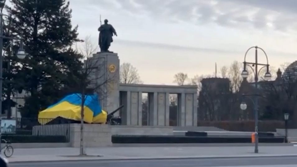 Покриха съветски танкове в Берлин с украинското знаме. Русия реагира