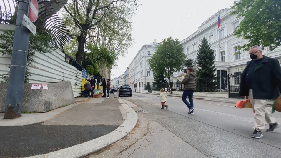 Синьо-жълта ограда се появи пред руското посолство във Виена