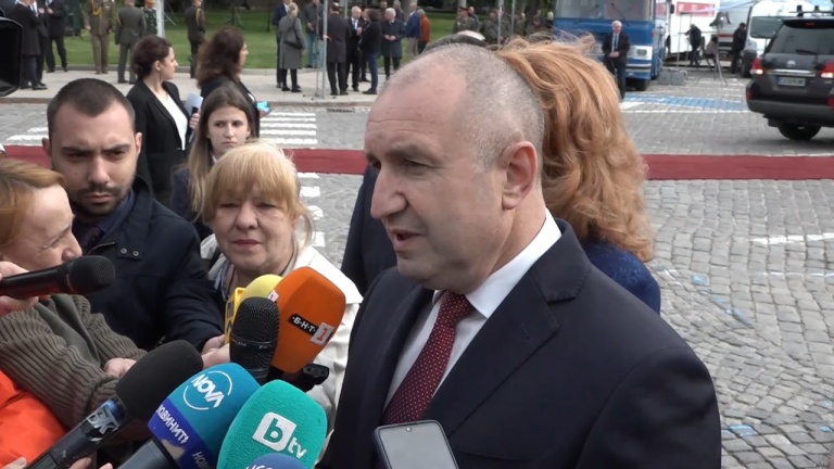 Радев за военно-техническата помощ за Украйна: Това е опасна стъпка, партиите пренебрегнаха здравия разум