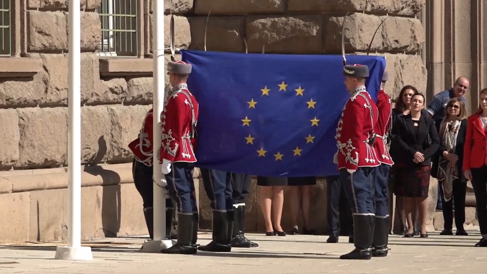 Издигнаха знамето на ЕС пред Президентството