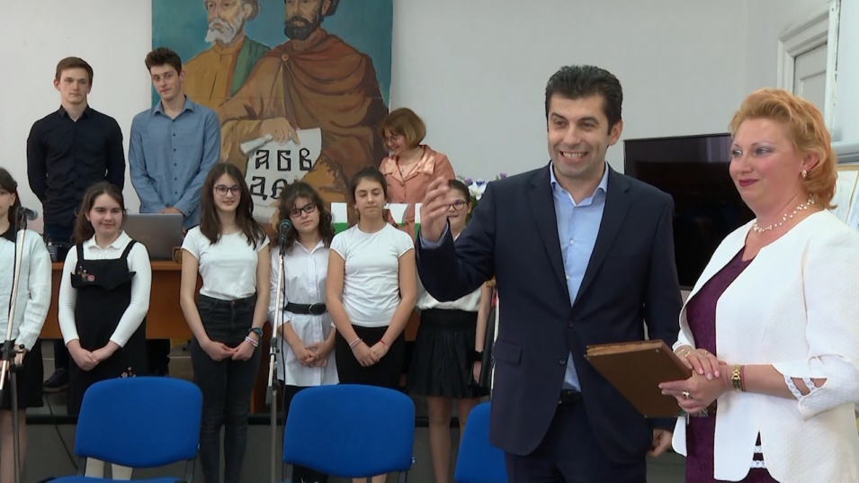 Премиерът Кирил Петков посрещна 24 май в училището, което е завършил