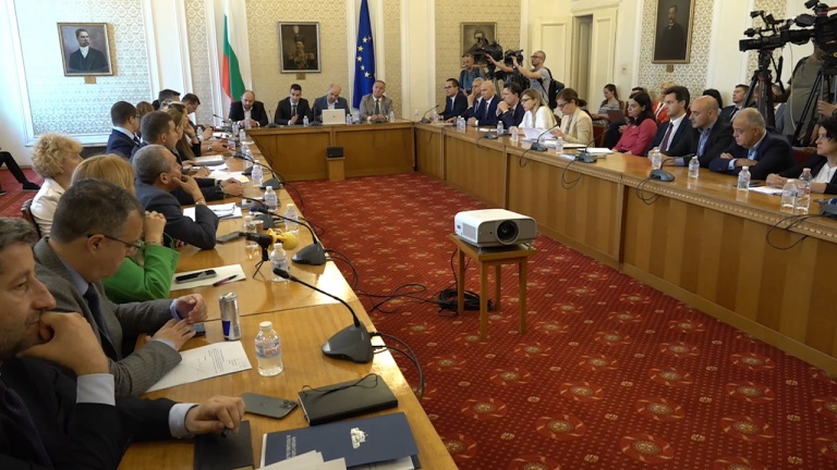 Външната комисия в НС започна със скандал заседанието си за РСМ
