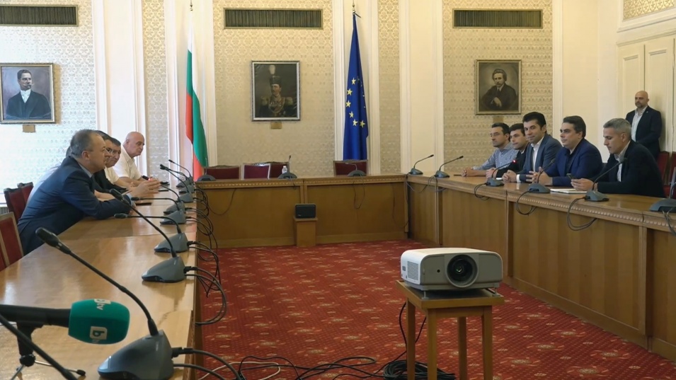 От ПП продължават преговорите за формиране на нов кабинет с депутатите, напуснали ИТН