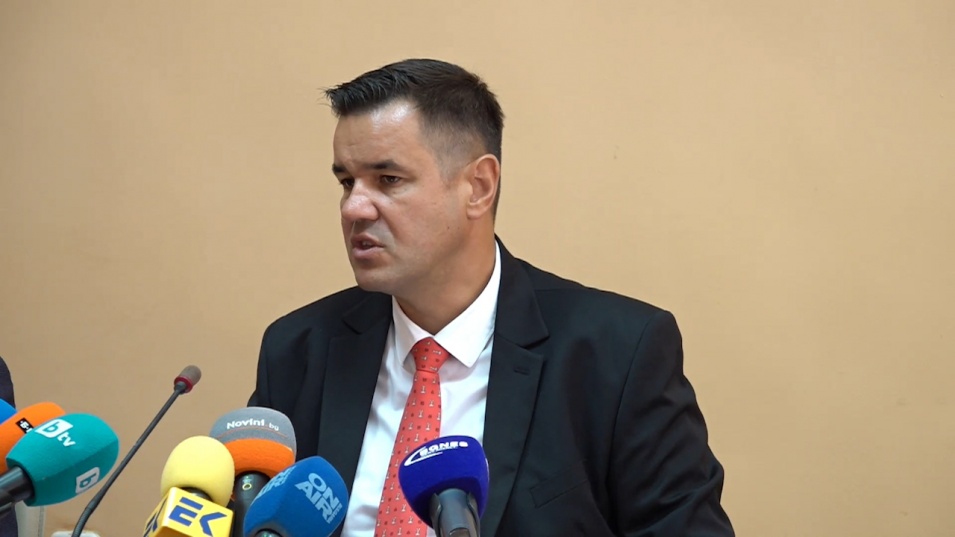 Министърът на икономиката Никола Стоянов обяви приоритетите си и отправи тежки критики към Корнелия Нинова