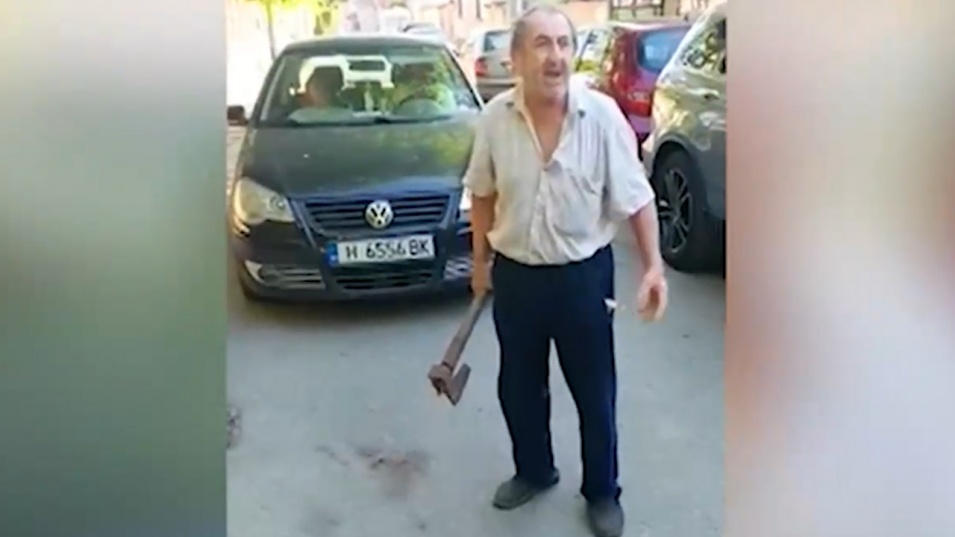 Възрастен мъж заплаши с брадва съседите си