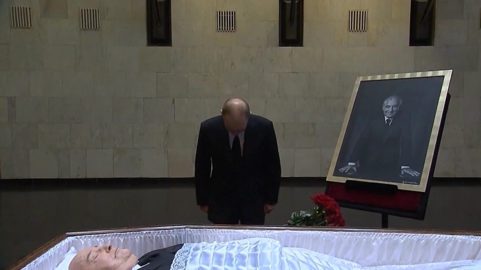 Путин се поклони пред тленните останки на Горбачов