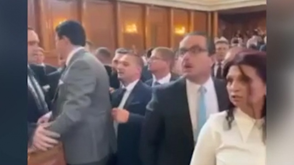 Цончо Ганев от "Възраждане" наплю свой колега депутат