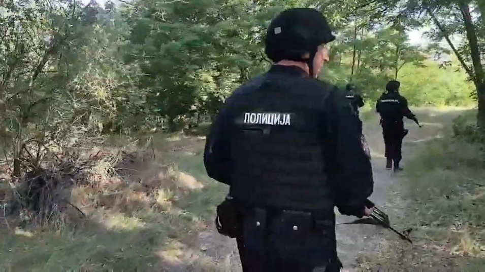 В Сърбия закопчаха нелегални мигранти и трафиканти на хора. Иззеха и оръжие
