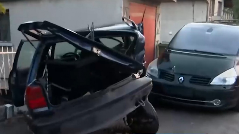 Кола помете няколко паркирани автомобила във Владая