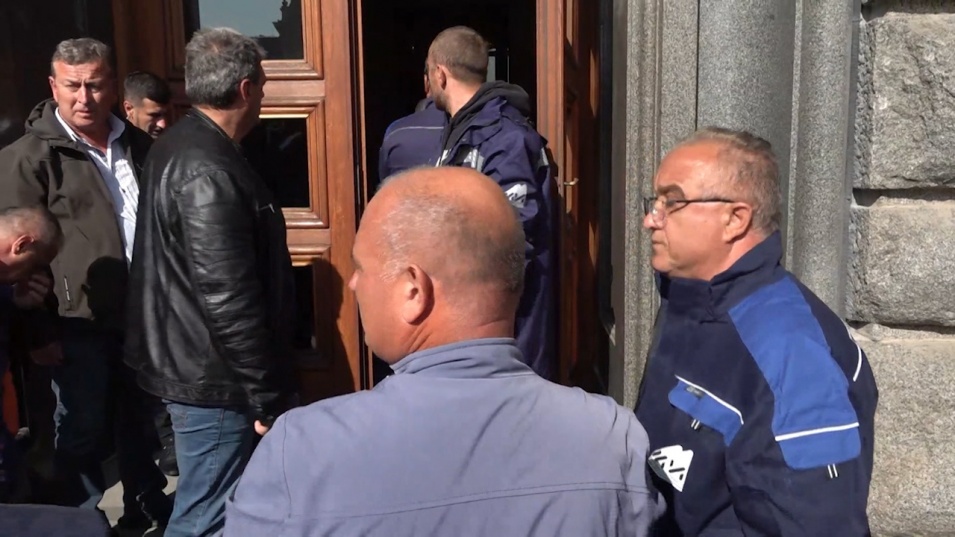 Миньори, енергетици и журналисти останаха извън сградата на НС