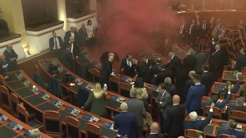 Запалиха огън в албанския парламент