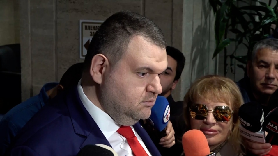 Пеевски призова президента веднага да подпише указа за външния министър