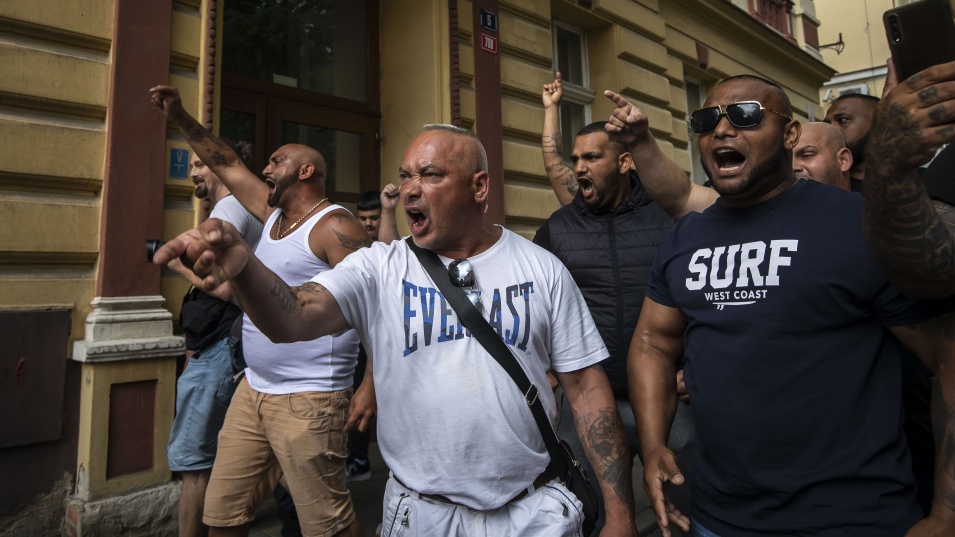 Български роми си спретнаха масов бой в Италия