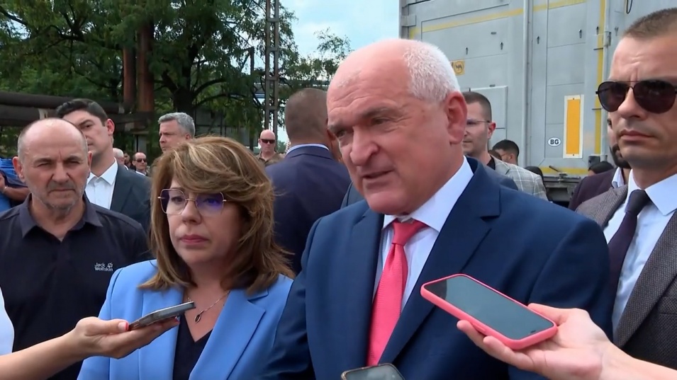 Премиерът Главчев посети пътната блокада край Гълъбово